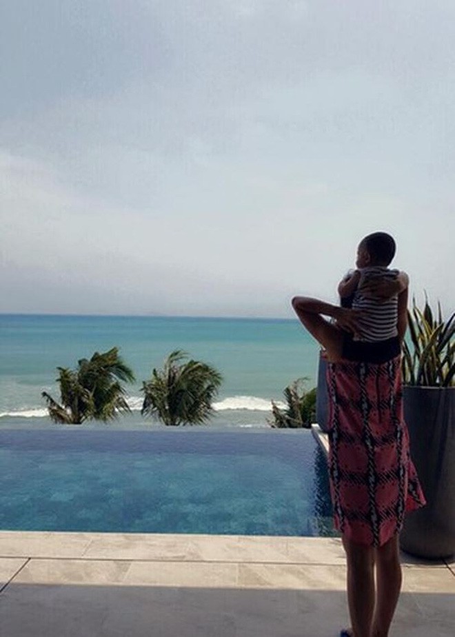 Sau 3 năm úp mở, Bé Gấu - con trai Thu Minh lần đầu lộ diện rõ mặt, lớn phổng phao khi đi diễn cùng mẹ